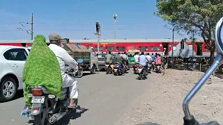 22946 Okha Mumbai Central Saurashtra Mail Hapa Railway station Ki Oar Barati Hui