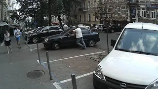 Обезьяна с гранатой | Блондинка за рулем в центре Киева