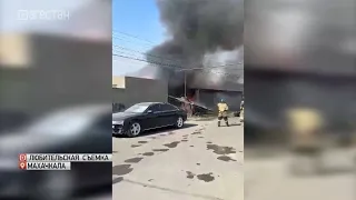 Два авто загорелись во дворе частного дома в Махачкале