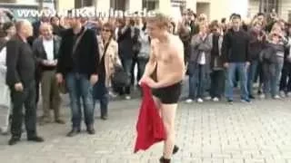 Matthias Schweighöfer: Sexy Posen am Brandenburger Tor