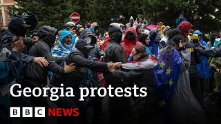 Georgia protests: Riot police face off against foreign influence bill demonstrators | BBC News