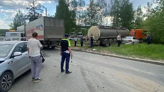 Бензовоз собрал 5 болидов в паровозик на родине паровоза