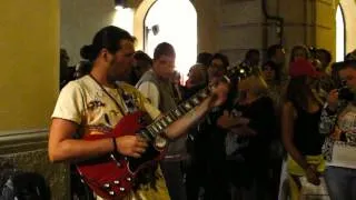 Marcello Calabrese - street guitarist rocks the crowd "Smoke On The Water"