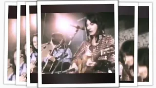 Mimi Fariña&her sister Joan Baez sing “Viva Mi Patria Bolivia” for inmates at Sing Sing Prison 1973