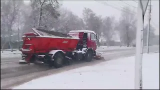 Дороги Кропивницького посипають протиожеледною сумішшю дві спецмашини