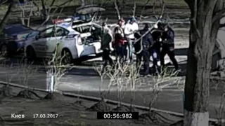 Жестокое избиение старика новой полицией  Видео с камеры наблюдения  Киев  17 03 2017