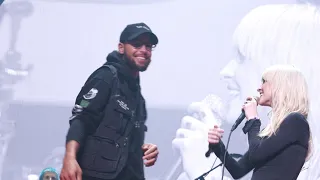 Stephen Curry sings with Paramore on stage at Chase Center