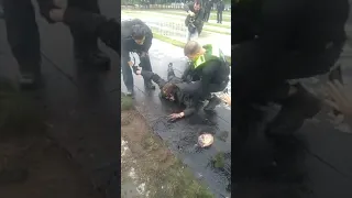 Polizist zur Aktivistin: "Bitte einmal auf die Knie, ist angenehmer und nicht so kalt auf dem Boden"