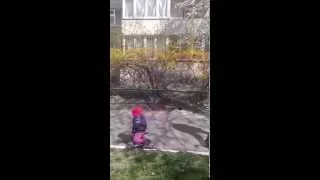 Как гуляют папы с детьми. Прыжок через ребёнка. Смешное видео. Funny baby fall.