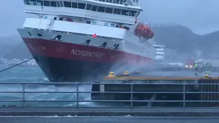 Mare in tempesta con raffiche di vento  a 100 km orari  , nave sbatte violentemente contro il molo !