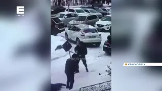 В Красноярске водитель отказался убирать машину с проезда и избил дворника лопатой