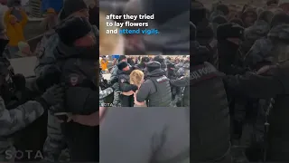 100 people arrested in Russia after trying to lay flowers at memorials in honor of Navalny #Shorts