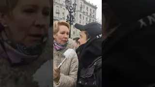 На акциях протеста Татьяна Лазарева взяла интервью у Антона Лапенко с ёршиком вместо микрофона