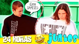 24 HORAS PEGADOS siendo GEMELOS  👶👶 Hugo y Daniela JUNTOS TODO el DÍA  ⏰ Reto del SIAMÉS