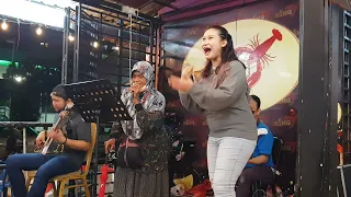 Makcik jual tisu umur 67 ganti tempat nurul nyanyi lagu Saloma,terkejut nurul dengar suaranya