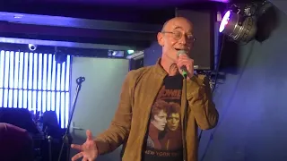 Laurent interprète " Time " de David Bowie ( convention Bowie France )