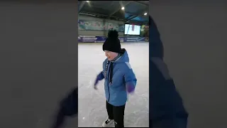 Даша впервые на коньках!
