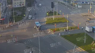 В Кемерове у вокзала столкнулись автобус и легковой автомобиль: момент ДТП попал на видео