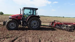 Rastreando cuando se pueda. No ha dejado la lluvia. Massey Ferguson 6713 con rastra de 32 discos.