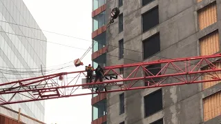 How a tower crane is disassembled in the USA/Как разбирают башенный кран в США