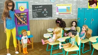 Barbie Chelsea Ayuda al Nuevo Niño en La Clase - Historias con Muñecas - Juguetes de Titi