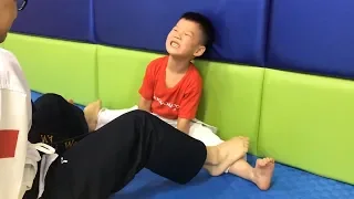 taekwondo flexibility stretching is painful, he crying in the training!