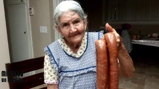 La sra chelita haciendo longaniza con sabor calentano estilo rancho