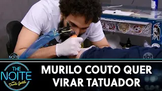 Murilo Couto quer virar tatuador | The Noite (04/06/19)