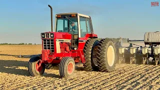 INTERNATIONAL 1086 Tractor Planting Corn