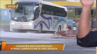 Caminhão descontrolado atinge carros e mata uma pessoa