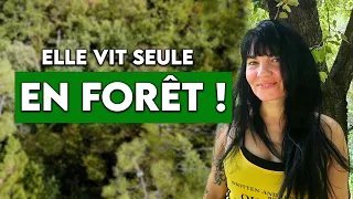 Cette femme vit TOUTE SEULE DANS LA FORÊT ! (Maison Autonome)