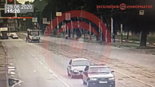 В Днепре на Сегрея Нигояна ДТП с пешеходом и двумя грузовиками: видео момента