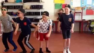 Drengene danser i klassen