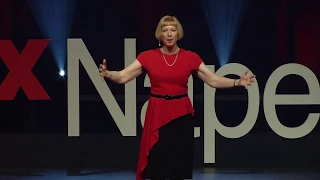 Reading minds through body language | Lynne Franklin | TEDxNaperville