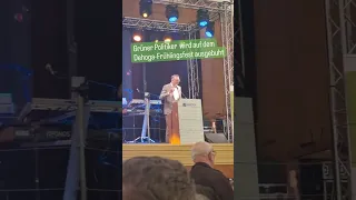 Grüner Politiker wird ausgebuht 😂