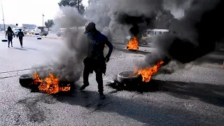 Iraqi protesters block roads with burning tyres in Najaf | AFP