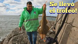 PESCADOR SE LLEVO DL TROFEO DE LA MAÑANA! PESCA EN ESCOLLERA NORTE! DIAS DIFICILES