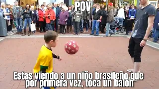 POV: estás viendo a un niño brasileño que por primera vez, toca un balon