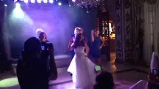 Bridesmaids' surprise dance "Single ladies"