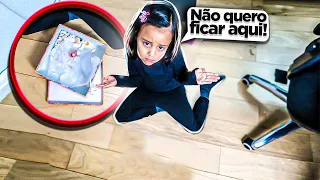 ENCONTRAMOS ALGO BIZARRO NO QUARTO DA LARA - *novelinha* - Lara e família