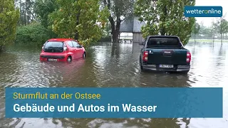 Sturmflut an der Ostsee: Gebäude und Autos stehen im Wasser