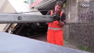 Vrachtauto rijdt zich vast onder spoorbrug in Hengelo, treinverkeer ligt stil