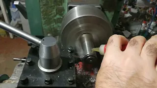 Parting off on the lathe 16Б05П, 800 rpm.  16Б05П, отрезание стальной заготовки на токарном станке.