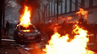 Горят машины, баррикады на улицах Лиона и Тулузы. Жестокие беспорядки охватили Францию