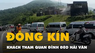 Khách tham quan kín đỉnh đèo Hải Vân, hai địa phương phối hợp điều tiết giao thông