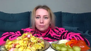 МУКБАНГ ЖАРЕНАЯ КАРТОШКА С СОСИСКАМИ, СОЛЕНЬЯ ДОМАШНИЕ///Mukbang еда на камеру/ Русский мукбанг/