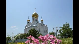 Златоглавый белокаменный храм в Приазовском.
