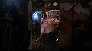 Cover on „Valerie” by Amy Winehouse at an Open mic in London at „Therailway Tavern”