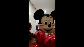 Mickey Mouse da sorpresa a universitaria, gran final