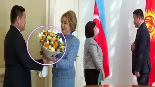 Бирөөсүнө ГҮЛ берип Бирөөсүнө КОЛУН да СУНБАГАН төрага Мамытовдун ПИТЕРГЕ болгон ИШ сапары - ВИДЕО